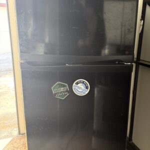 Whirlpool Top-Freezer Refrigerator – Clean, Reliable Garage-Ready Fridge