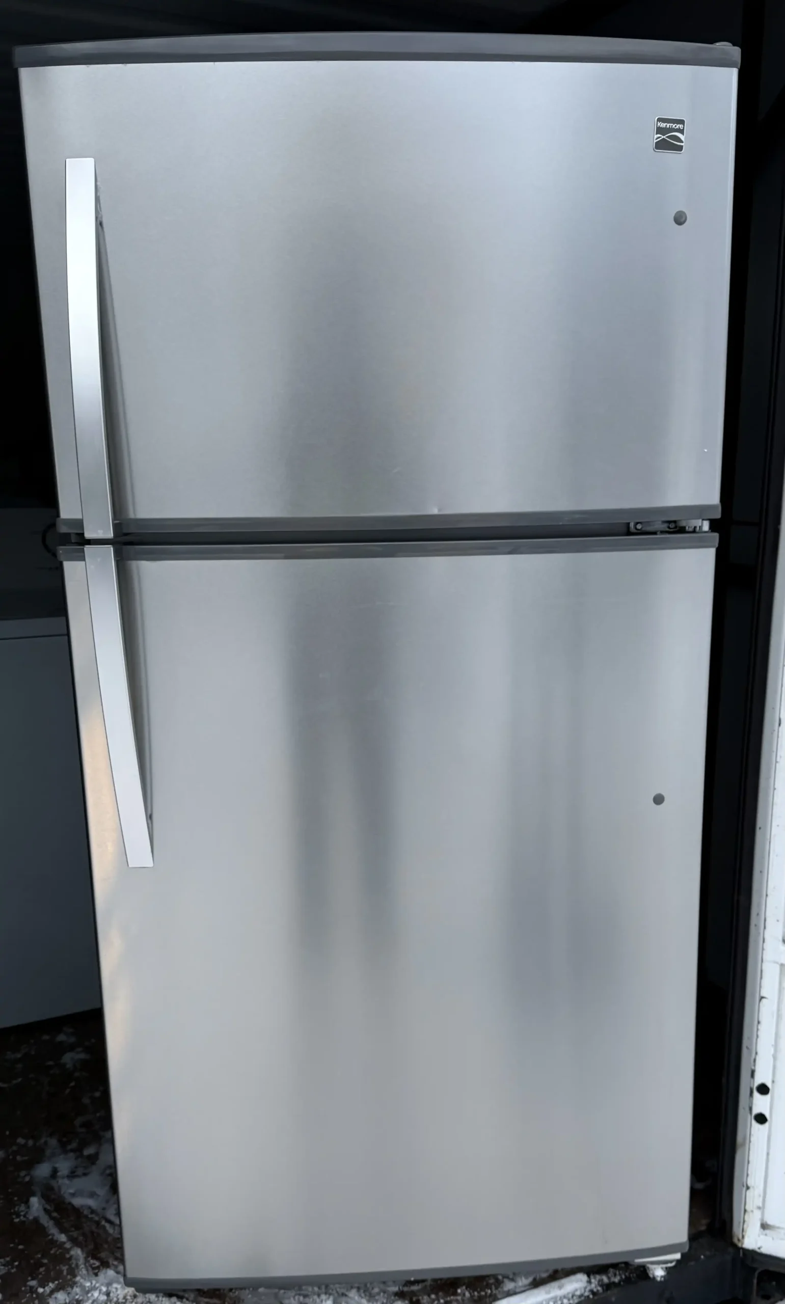 Kenmore Top-Freezer Refrigerator – Clean & Fully Functional