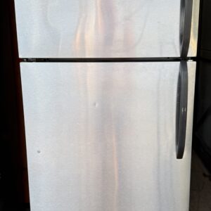 Frigidaire top-freezer refrigerator - Clean reliable