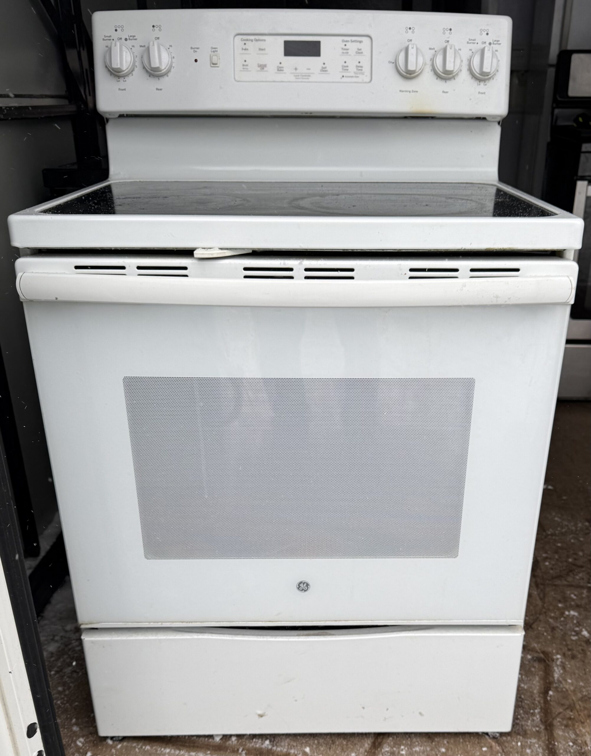 GE 30-inch Glass Cooktop White Electric Range