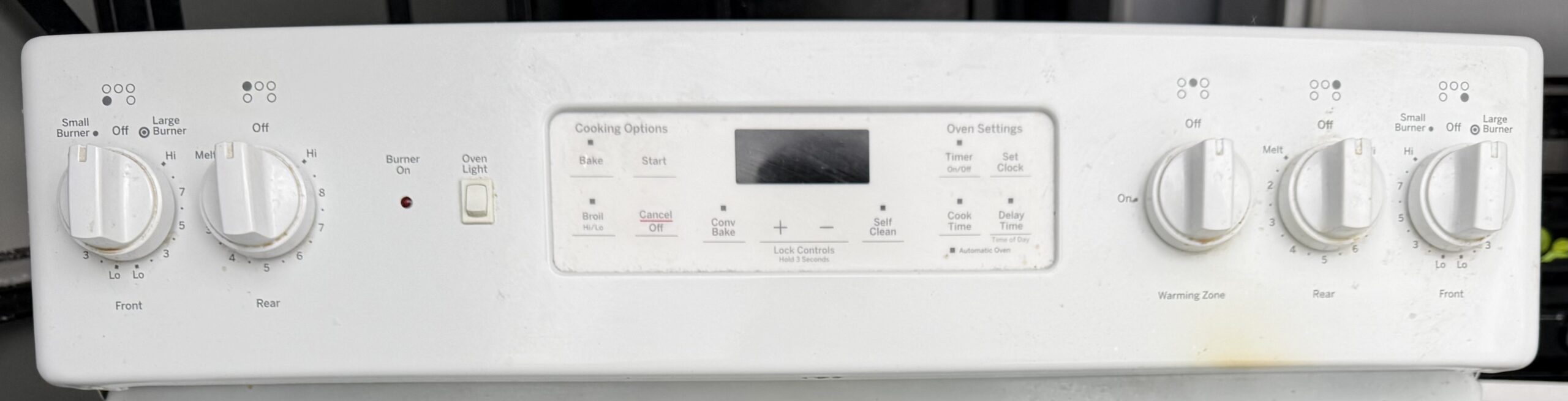 GE 30-inch Glass Cooktop White Electric Range - Image 3