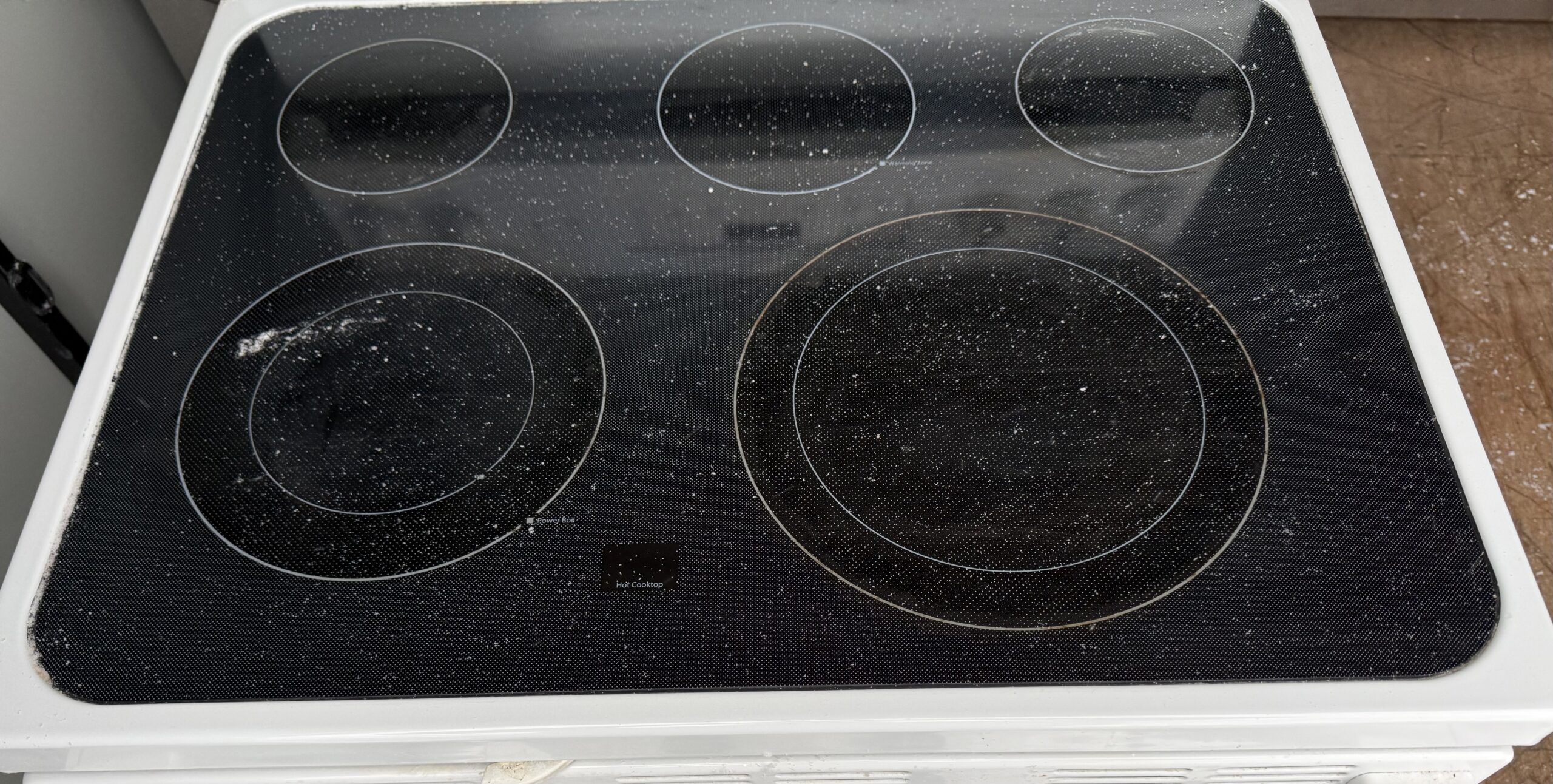 GE 30-inch Glass Cooktop White Electric Range - Image 2