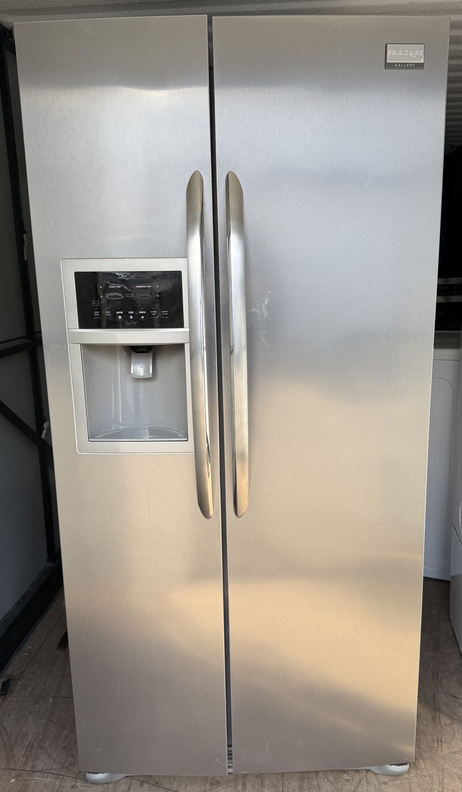 Frigidaire Side-by-Side Refrigerator – Clean, Cold, Ready to Use