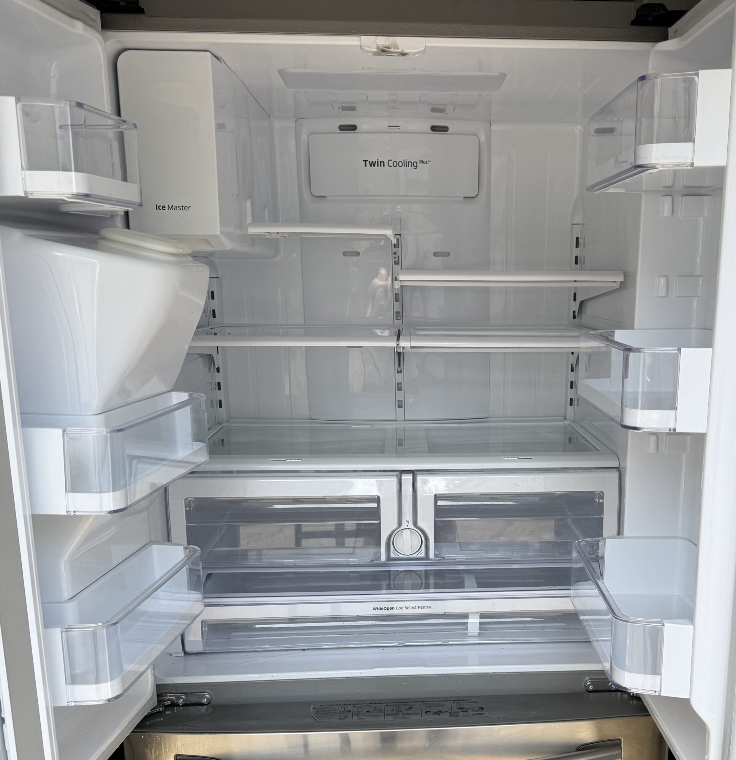 Samsung French door refrigerator interior with Twin Cooling Plus, adjustable glass shelves and CoolSelect Pantry