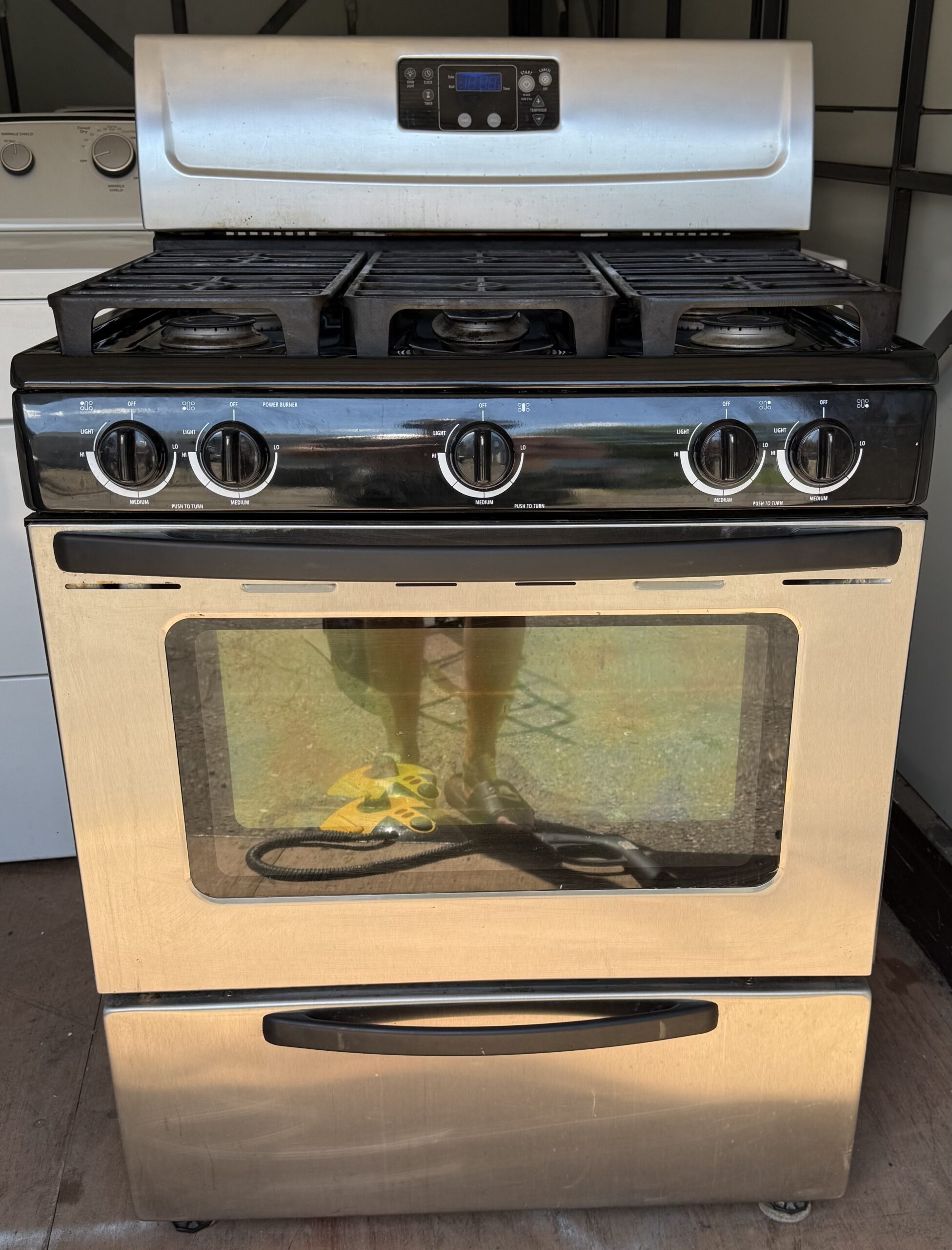 Whirlpool 5-burner gas range stainless steel — front view