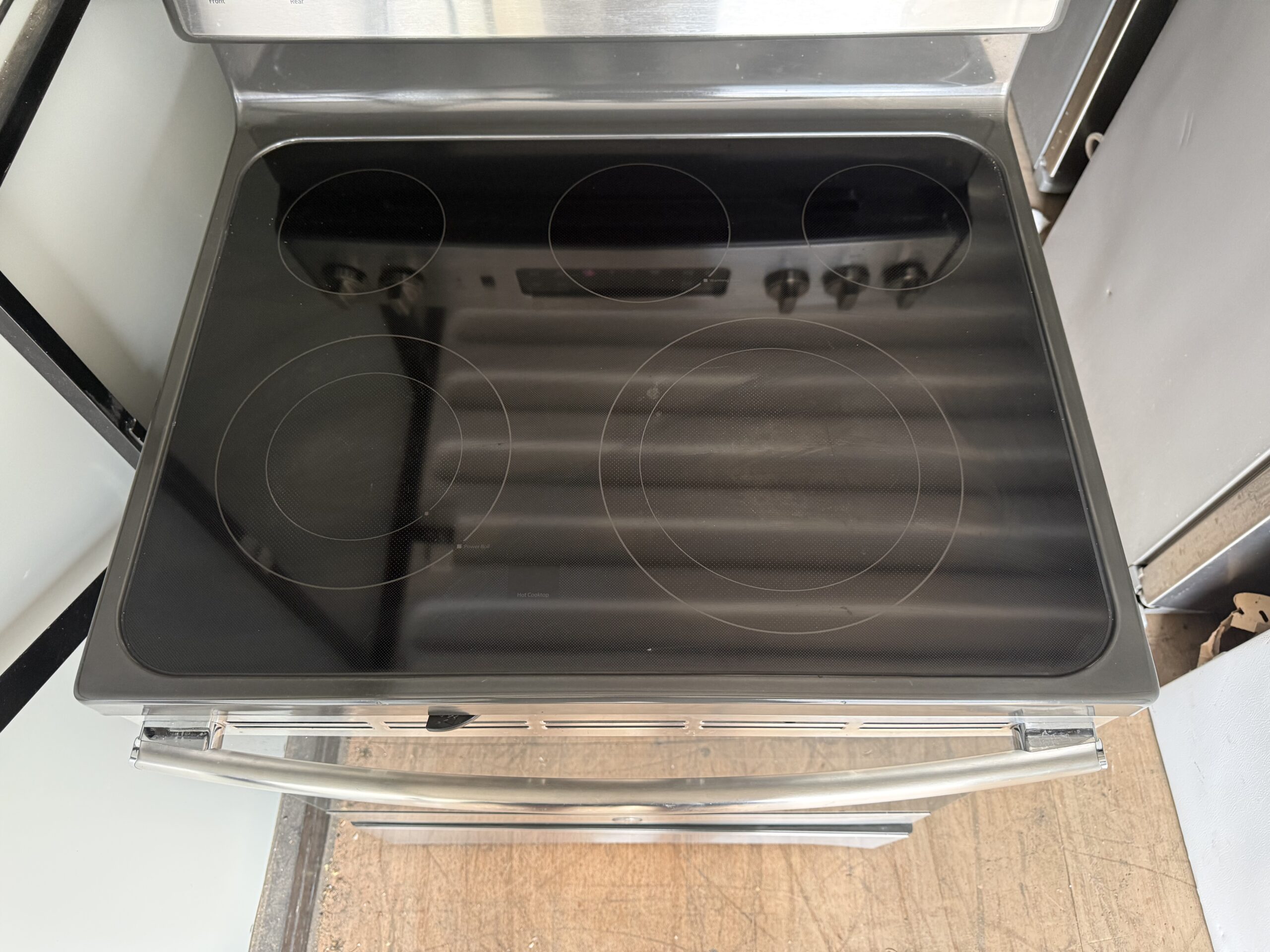 GE electric range smooth ceramic glass cooktop with five elements