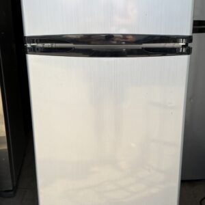 Avanti apartment-size top freezer refrigerator platinum — front view