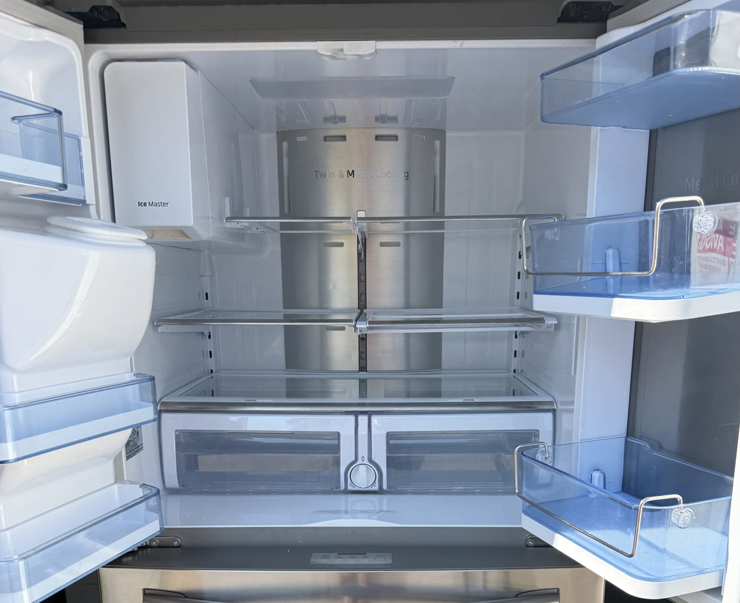 Samsung refrigerator fresh food interior with Twin and Metal Cooling panel and Ice Master ice maker