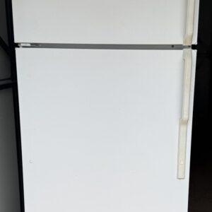 Hotpoint Top-Freezer Refrigerator — White, ~18 cu ft, Fits Tight Spaces