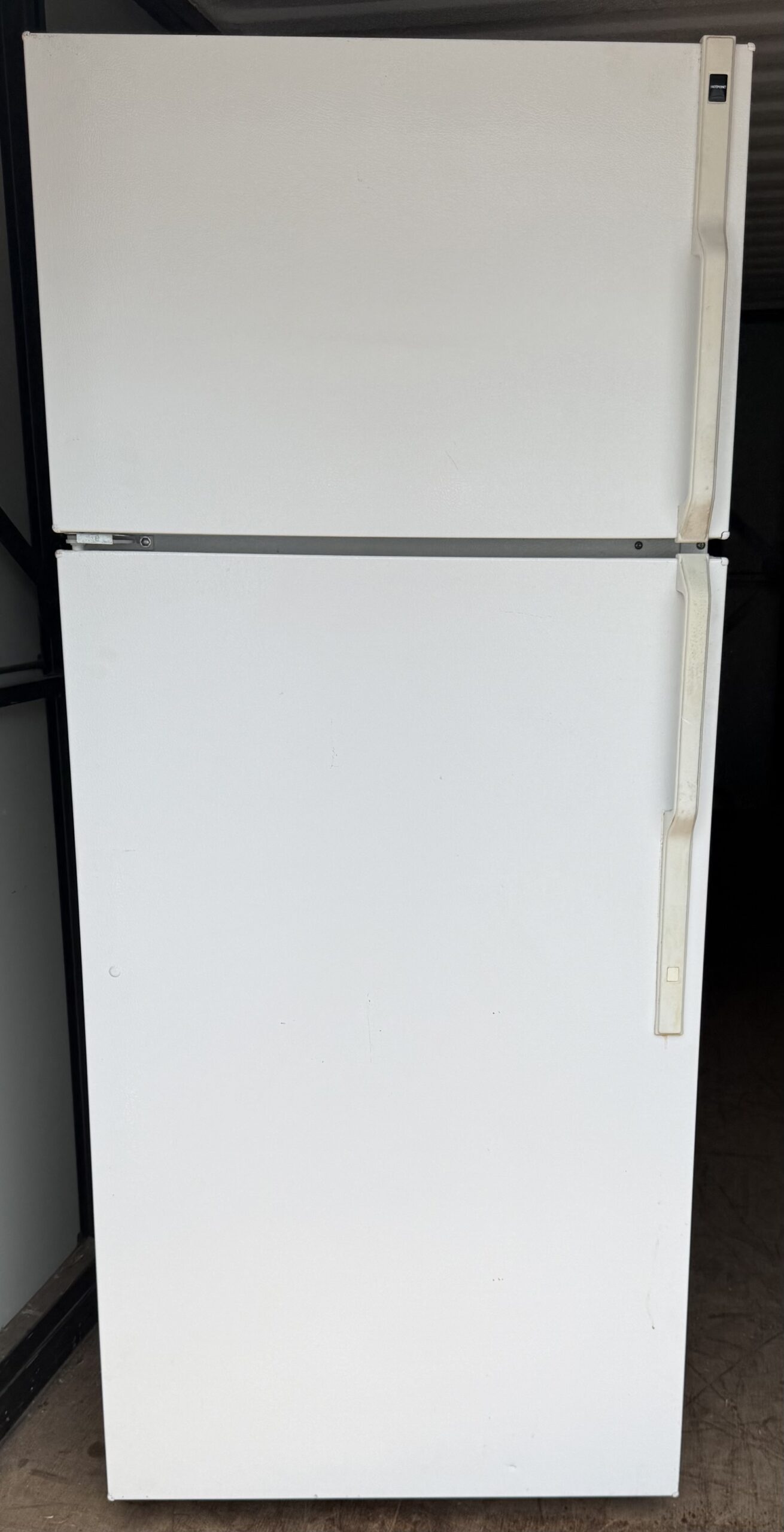 Hotpoint Top-Freezer Refrigerator — White, ~18 cu ft, Fits Tight Spaces