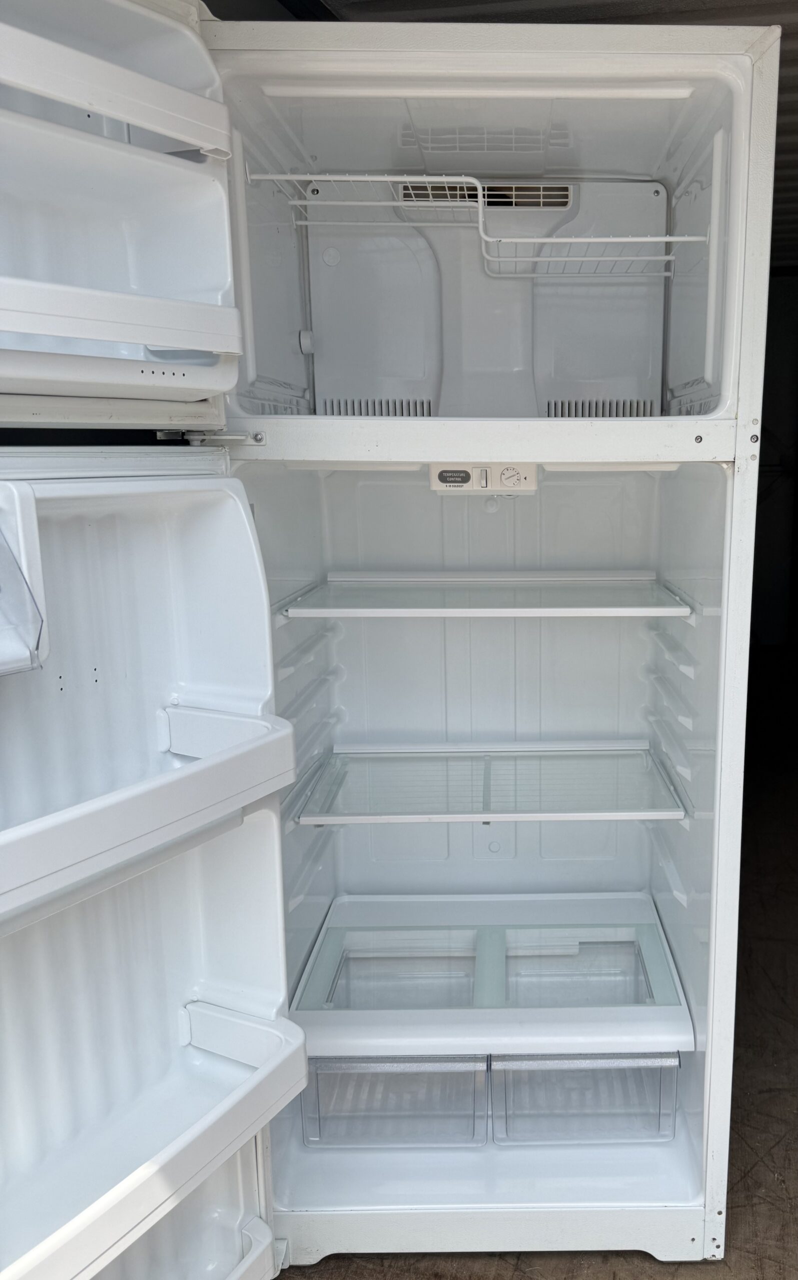 Hotpoint Top-Freezer Refrigerator — White, ~18 cu ft, Fits Tight Spaces - Image 2