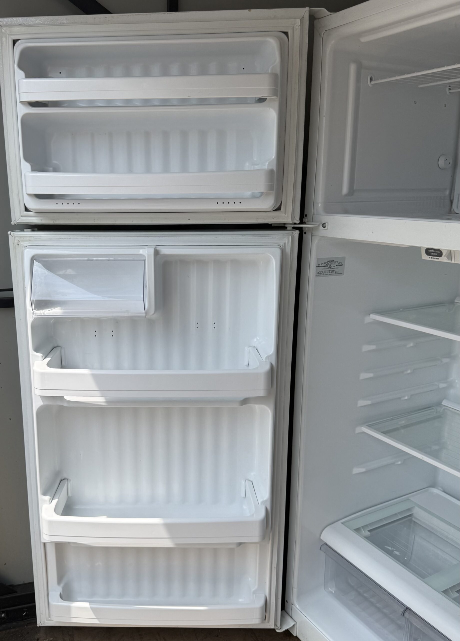 Hotpoint Top-Freezer Refrigerator — White, ~18 cu ft, Fits Tight Spaces - Image 3