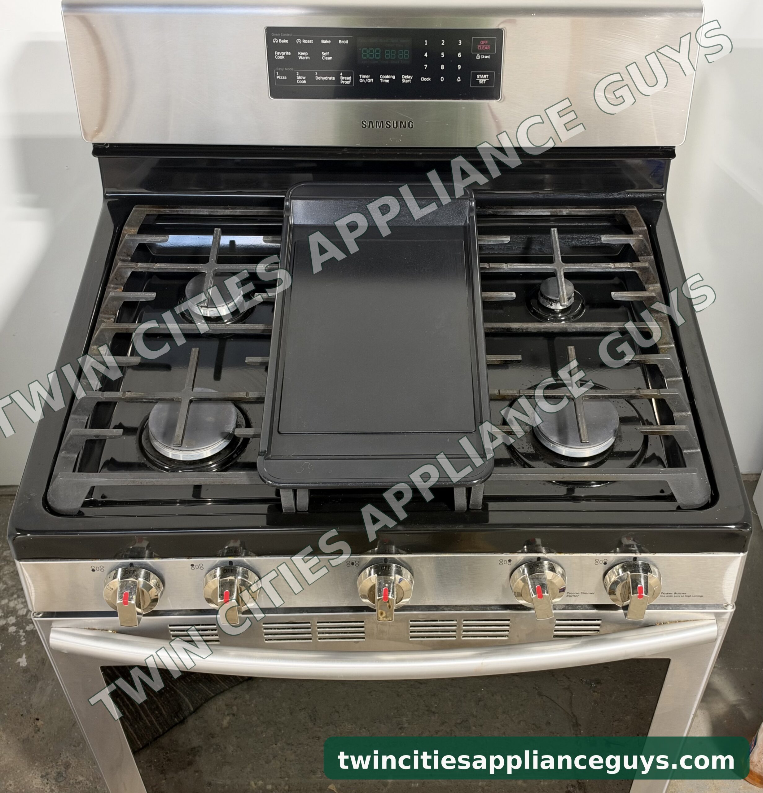 Samsung gas range cooktop with five burners, cast iron grates and the center griddle
